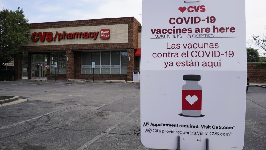 CVS requerirá a farmacéuticos y enfermeras que se vacunen