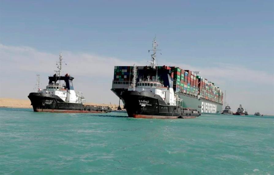 El tráfico normal en Suez se reanudará en 4 días pero habrá meses de retrasos