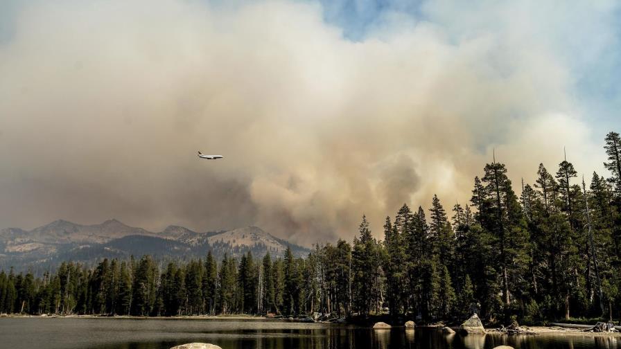 Cambio de viento en el Lago Tahoe da esperanza a bomberos