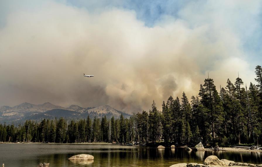 Cambio del viento en el Lago Tahoe da esperanza a bomberos