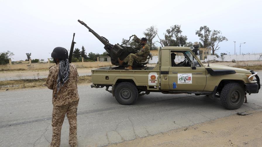 Rebeldes atacan aeropuerto en Libia