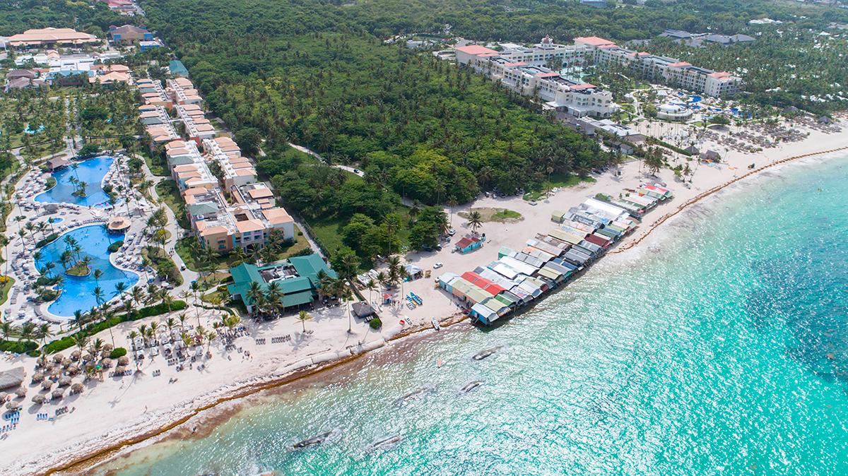Vista del mercadillo dos semanas antes del paso de los huracanes Irma y María en septiembre de 2017. Se puede observar hasta donde llega la línea de costa y el bloqueo de la playa de la propiedad tierra adentro.