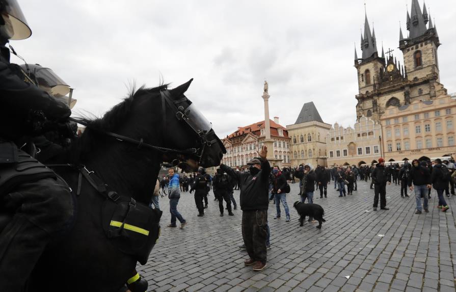Protestan en Praga por nuevas restricciones debido al covid