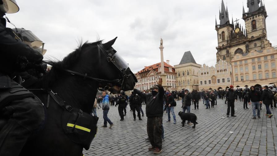 Protestan en Praga por nuevas restricciones debido al covid