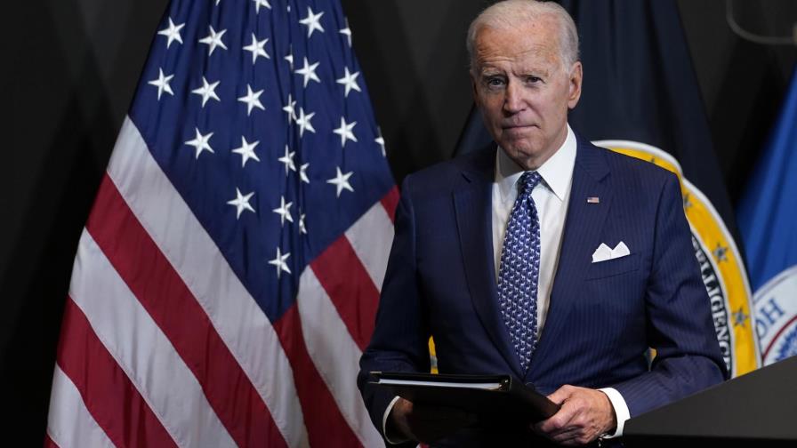 Biden sopesa vacunación obligatoria para empleados federales