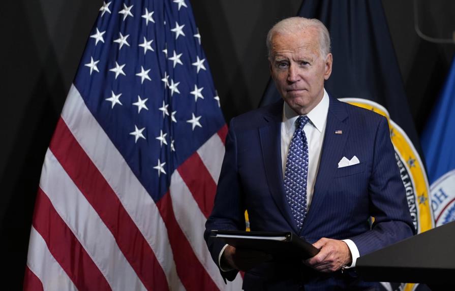 Biden sopesa vacunación obligatoria para empleados federales