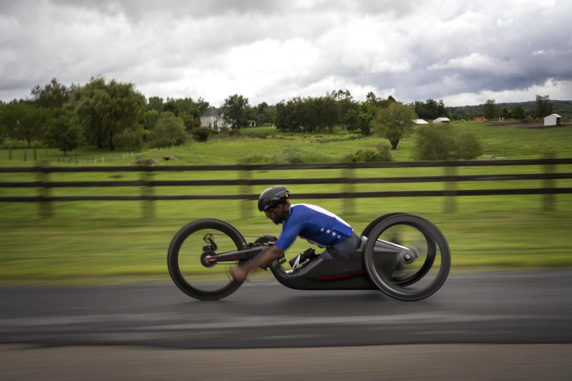 Freddie De Los Santos se entrena con su triciclo manual en Hopewell Junction, estado de Nueva York, el 19 de agosto del 2021. (AP/Emilio Morenatti)