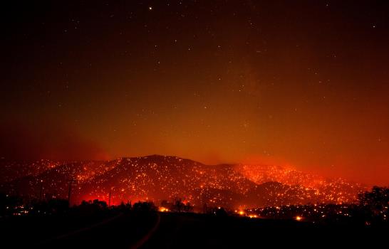 Vientos empujan incendios hacia zona desértica en California Vientos empujan incendios hacia zona desértica en California