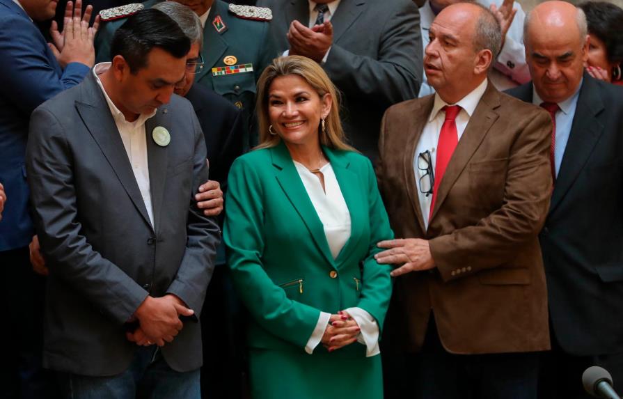 Los ministros de Jeanine Áñez empiezan a renunciar en respuesta a su pedido