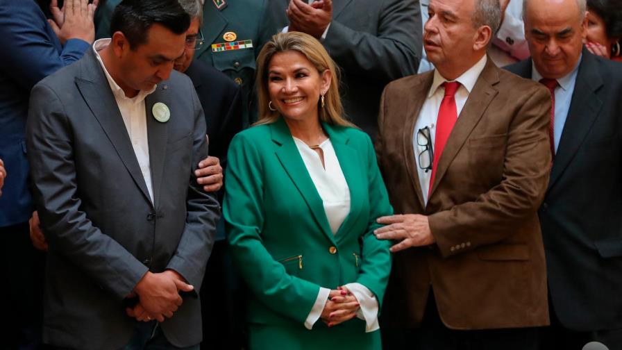 Los ministros de Jeanine Áñez empiezan a renunciar en respuesta a su pedido