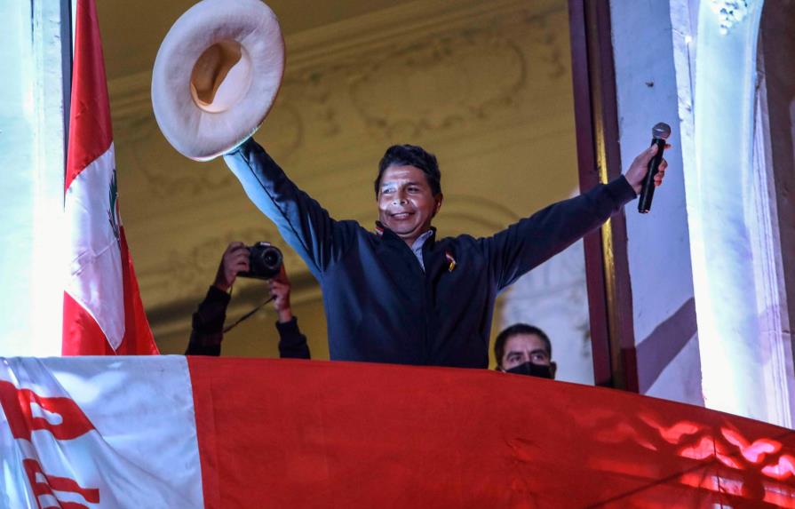 El izquierdista Pedro Castillo obtiene mayoría de votos de comicios en Perú