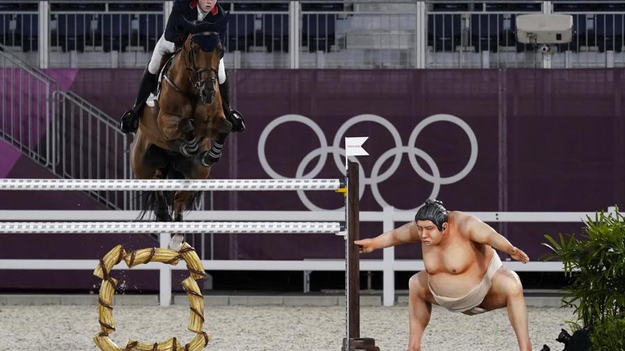 Jinetes señalan que estatua de sumo asusta a sus caballos