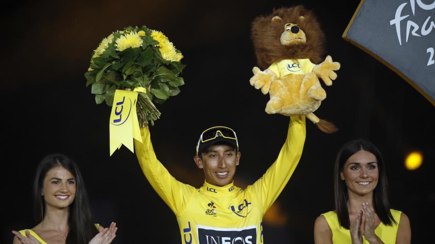 Bernal tras ganar Tour de Francia no para de recibir honores