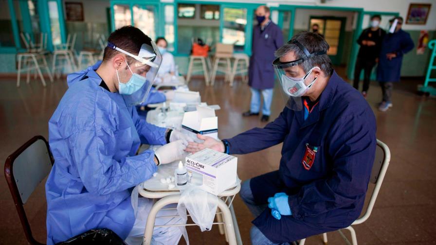 Argentina restringe vuelos internacionales y extiende medidas por covid-19