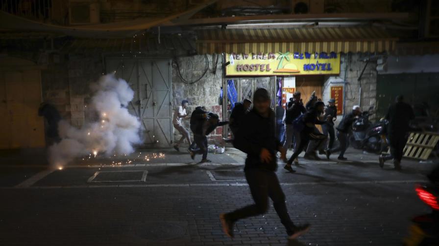 Policía de Israel arresta a decenas en choques en Jerusalén