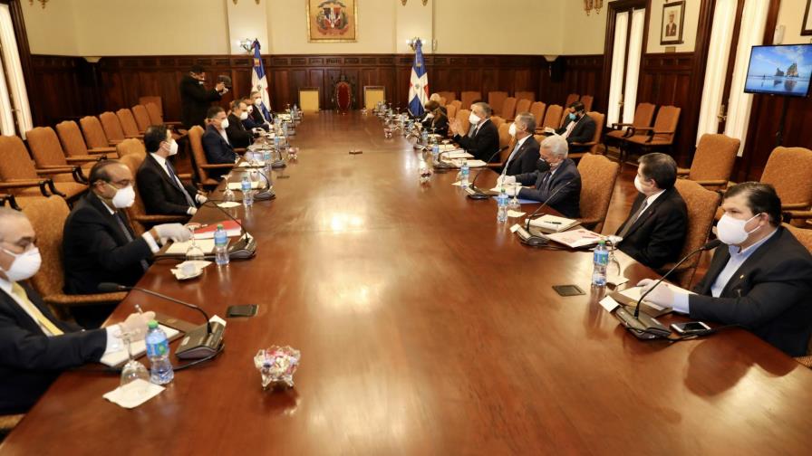 Peralta conversa con empresarios sobre apertura de actividades comerciales 