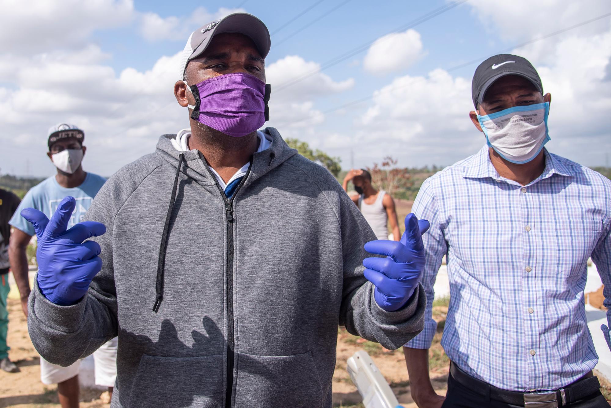 Ángel Medina y Carlos Lora, dirigentes del patronato cementerio Los Alcarrizos.