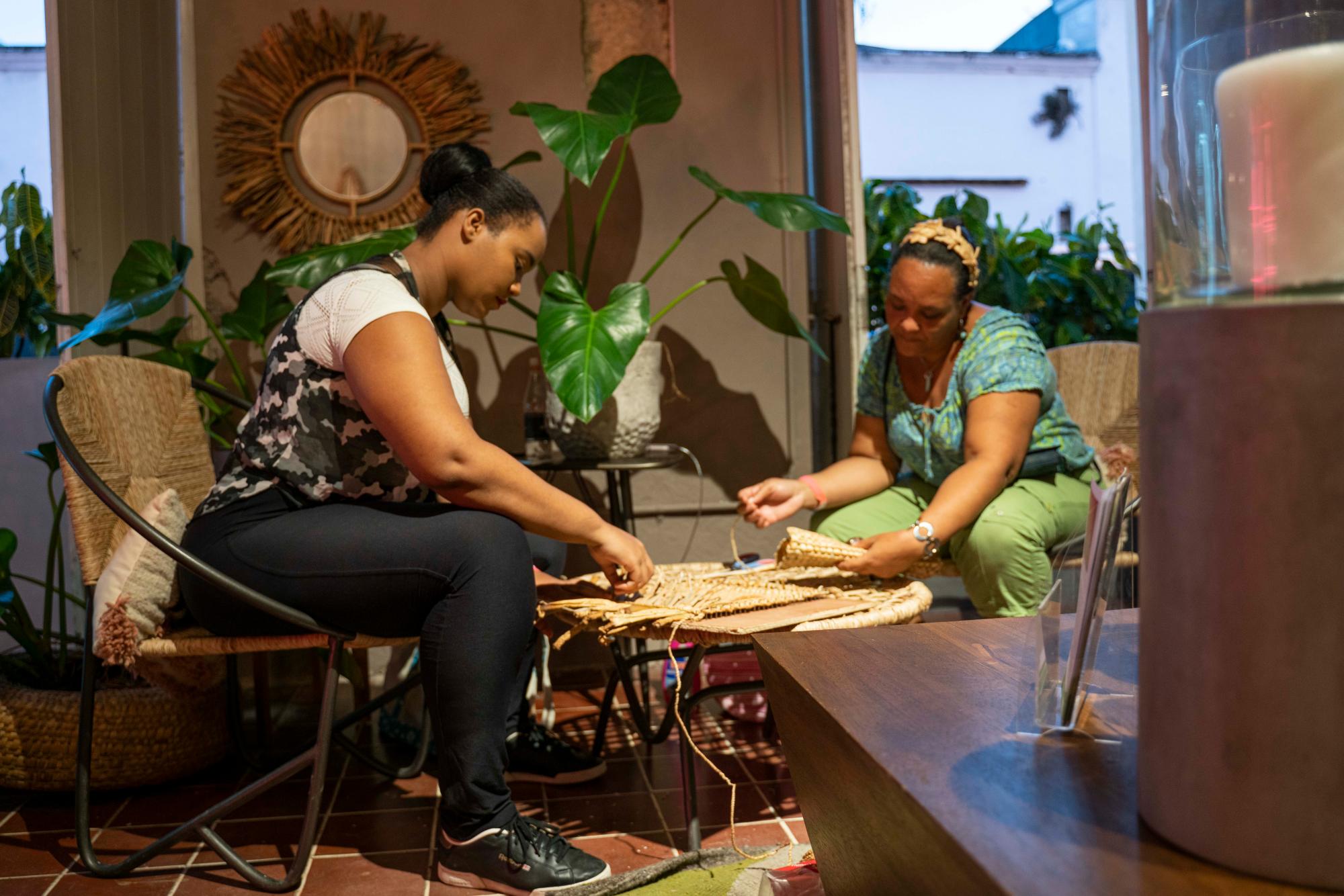 Proceso de creación con lilas dominicanas.