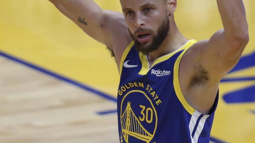 Curry atina 11 triples y anota 49 puntos; Warriors ganan