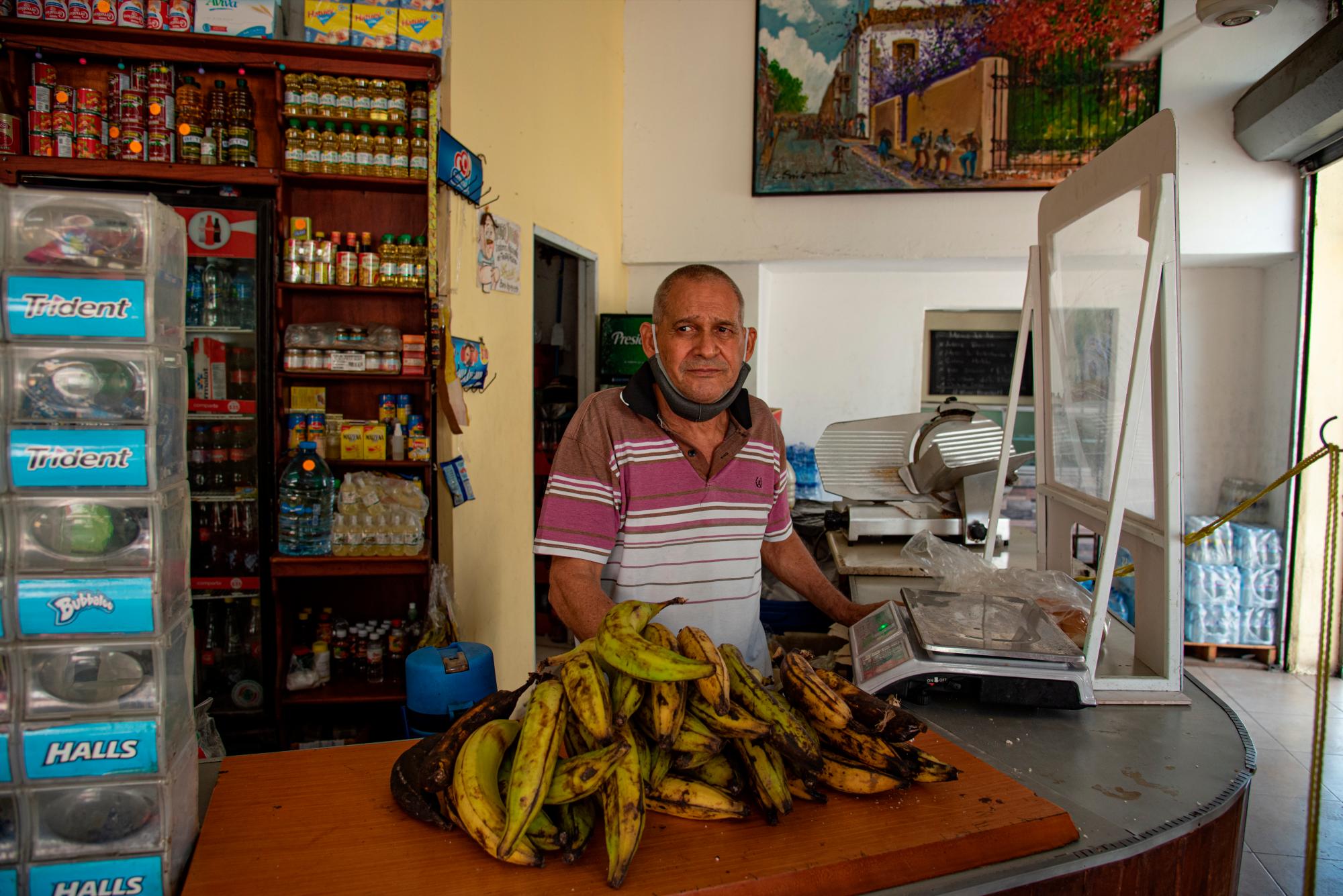 Hugo Mena, comerciante.