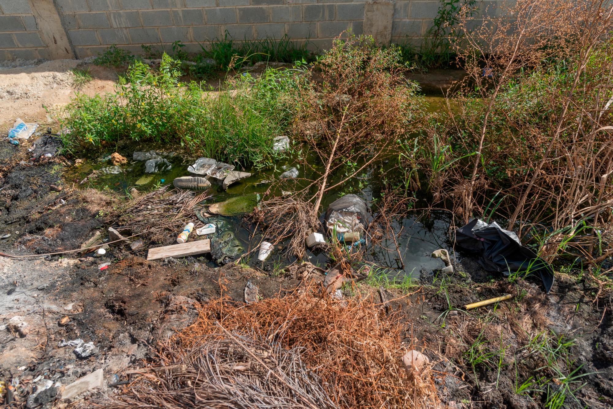 Frente a la escuela y al lado del cementerio, el agua se acumula.