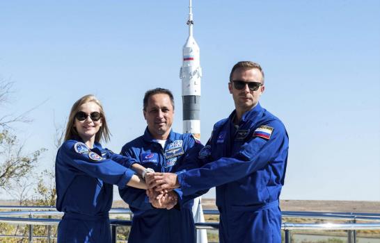 Equipo ruso en órbita para filmar 1ra película en el espacio Equipo ruso en órbita para filmar 1ra película en el espacio