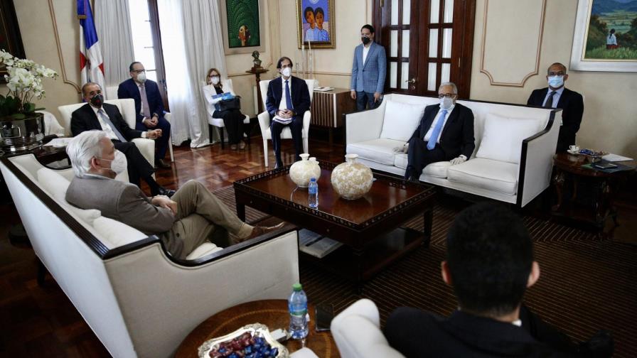 Danilo Medina recibe informe del Comité de Emergencia sobre situación del país ante COVID-19