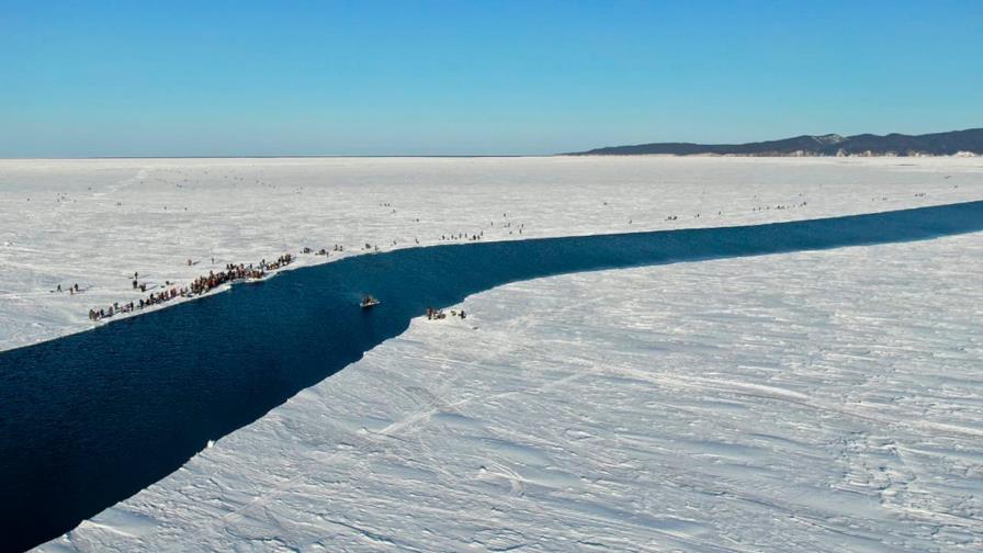 Rescatan a 536 pescadores de un témpano de hielo en Rusia Rescatan a 536 pescadores de un témpano de hielo en Rusia