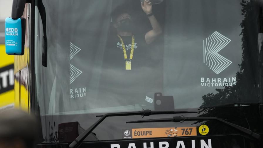 Policía registra al equipo Bahrain Victorious en el Tour