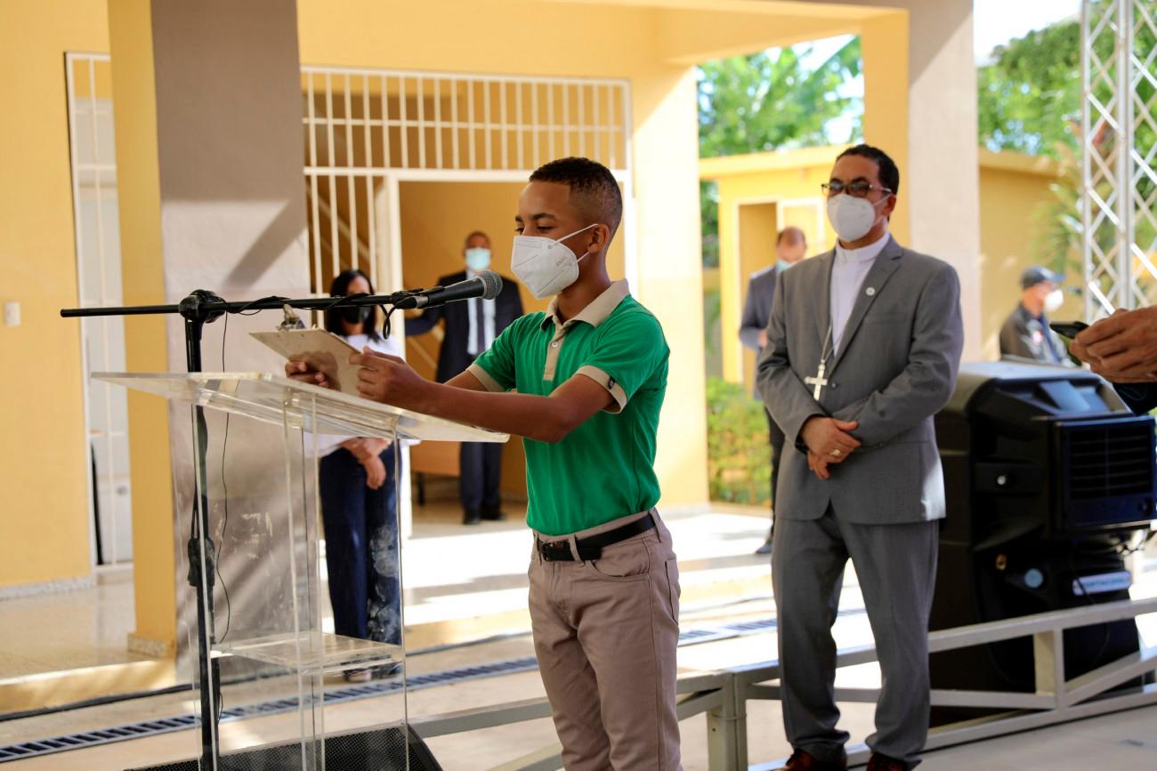 El estudiante Freyderlin Antonio Medina Cordero leyendo los agradecimientos.