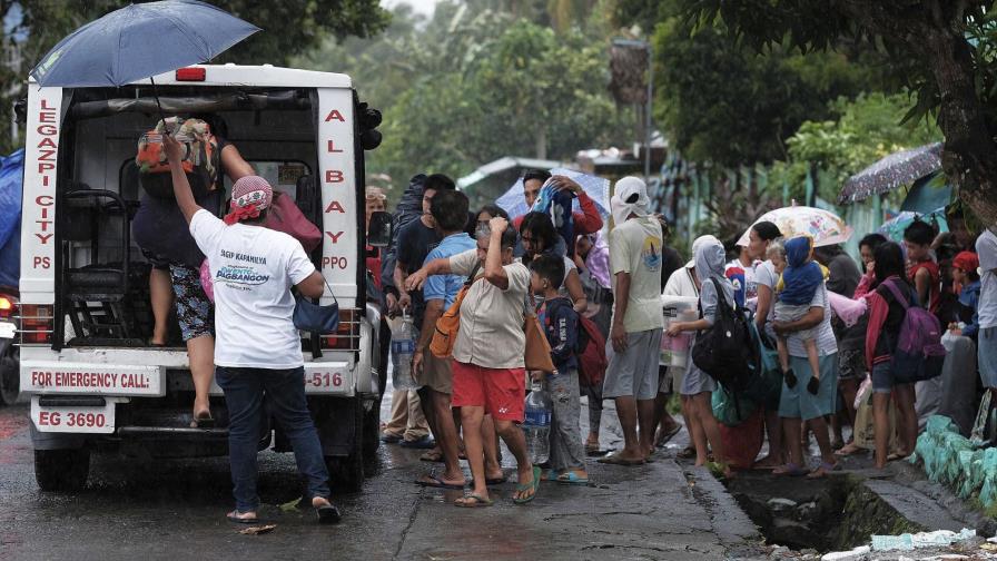 Miles son evacuados ante llegada de tifón en Filipinas