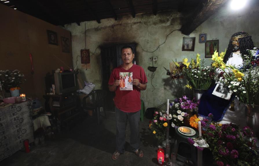 México detiene a dos investigadores del caso Ayotzinapa