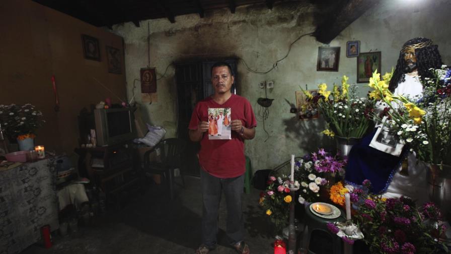 México detiene a dos investigadores del caso Ayotzinapa