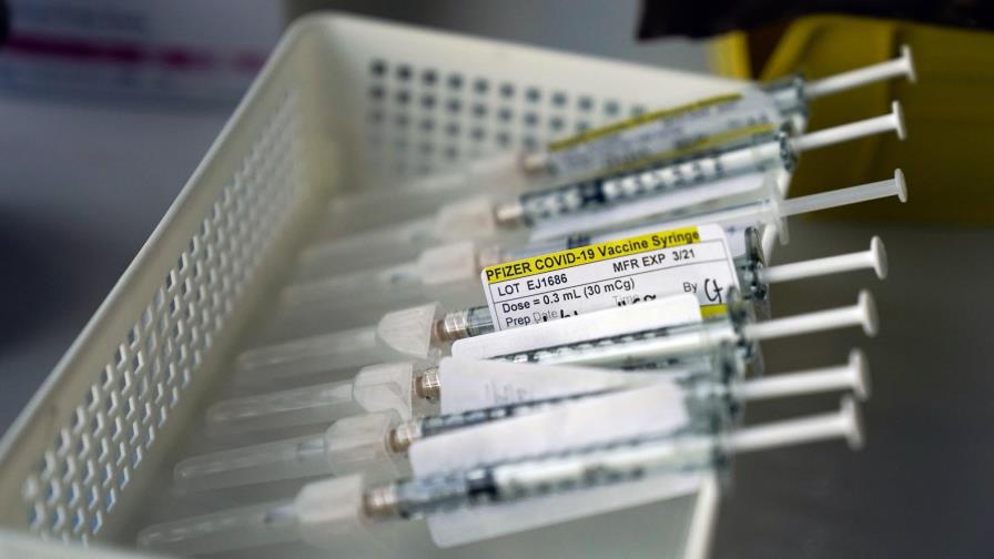 Pfizer dice que la vacuna funciona para variantes del virus