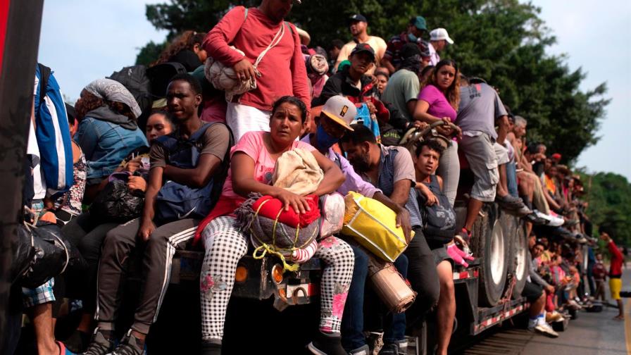 La caravana migrante descansa tras entrar al estado mexicano de Veracruz