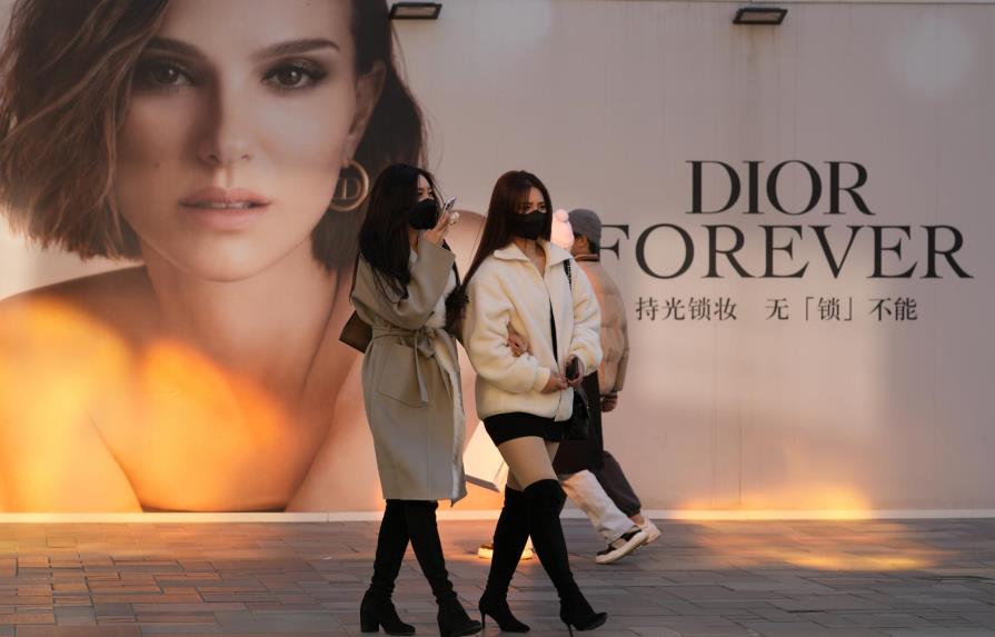 Fotógrafa china implicada en polémica de Dior pide disculpas