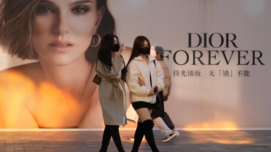 Fotógrafa china implicada en polémica de Dior pide disculpas