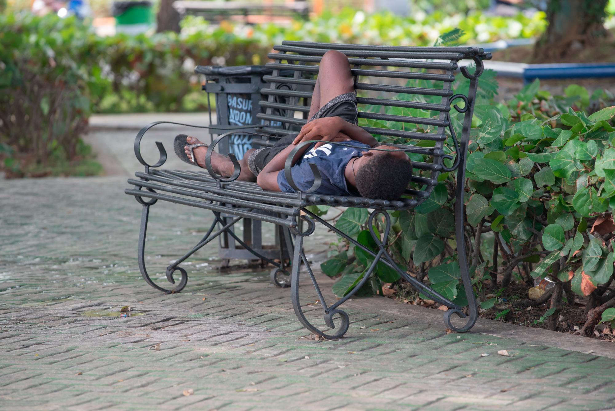 Algunos niños y adolescentes “canillitas” descansan sin temor alguno en espacios públicos de la ciudad