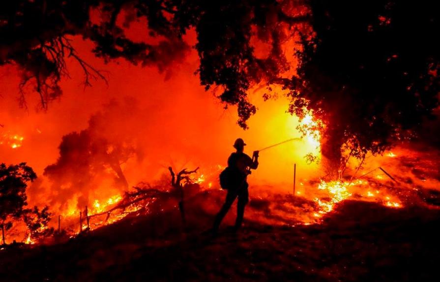 Incendio en el sur de California obliga a evacuar a miles de personas