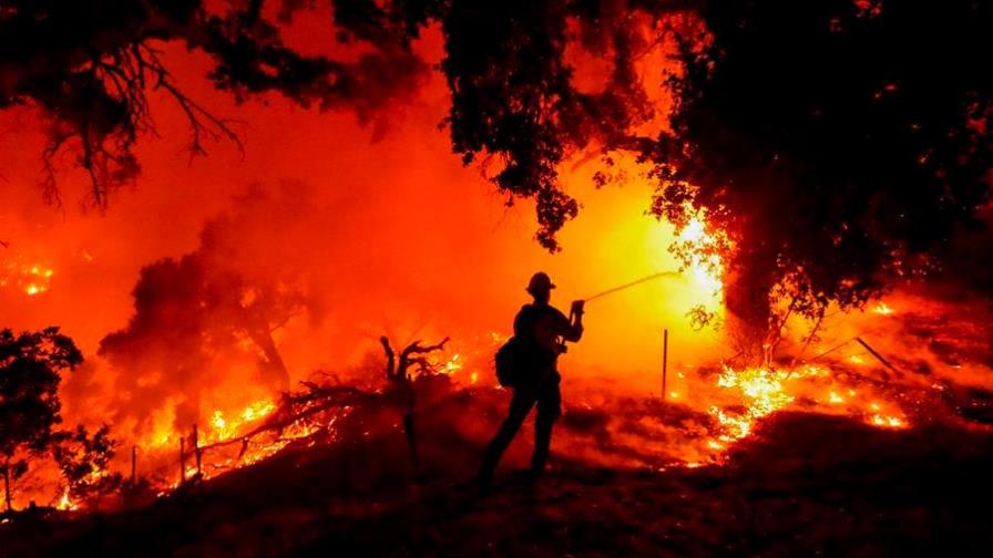 Incendio en el sur de California obliga a evacuar a miles de personas
