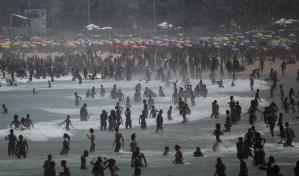 Brasileños relajan cuidados contra COVID-19 y llenan playas