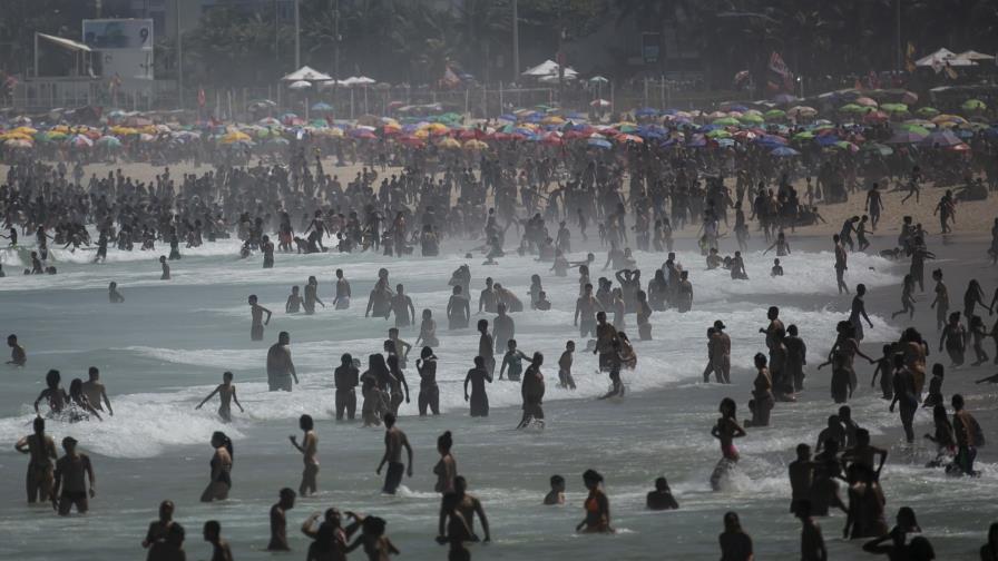 Brasileños relajan cuidados contra COVID-19 y llenan playas Brasileños relajan cuidados contra COVID-19 y llenan playas