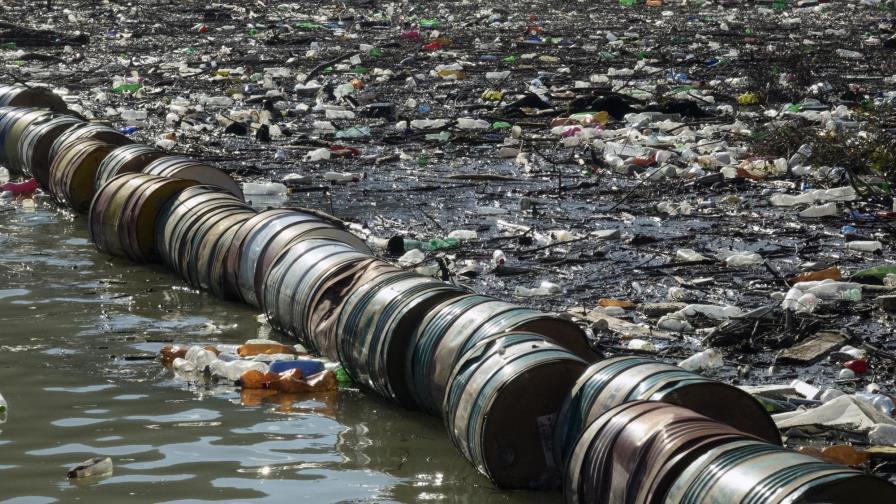 Basura obstruye ríos y amenaza represa en los Balcanes