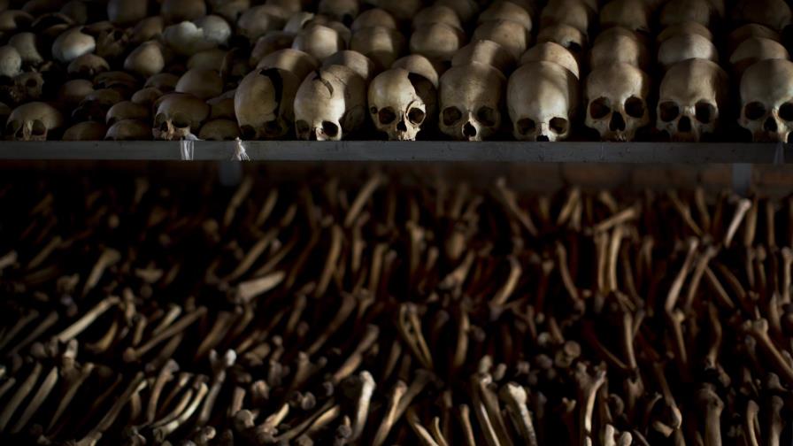 Ruandeses honran a los muertos de genocidio desde sus casas