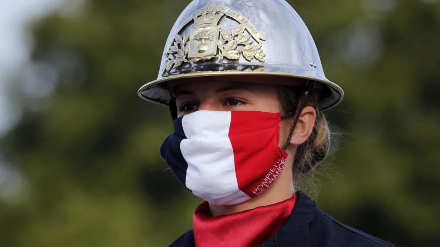Francia homenajea a héroes de pandemia en Día de la Bastilla