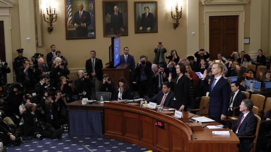 Exasesora de Trump debilita defensa en juicio político