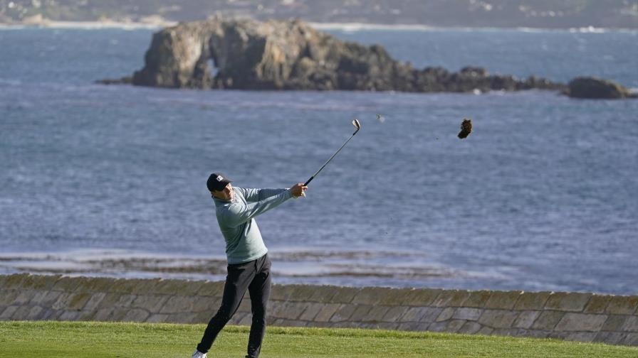 Con eagle, Spieth se aferra a la cima en Pebble Beach