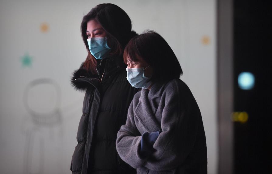China registra alza de casos de COVID y 1ra muerte en meses