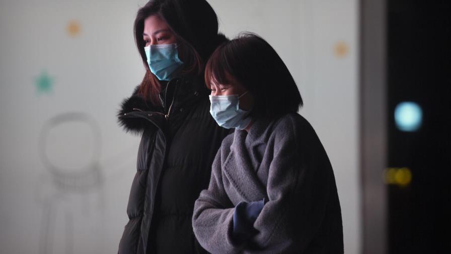 China registra alza de casos de COVID y 1ra muerte en meses