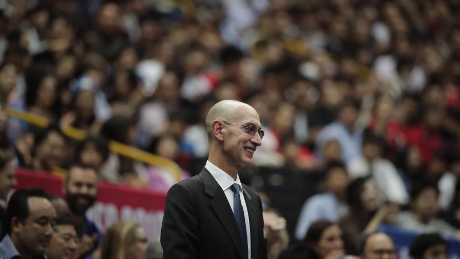 Fuente AP: Ejecutivos de la NBA reducirán sus salarios